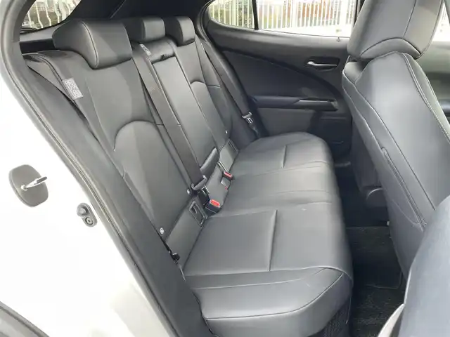 レクサス ＵＸ 250h アーバンエレガンス 東京都 2021(令3)年 2.2万km ソニッククォーツ ワンオーナー/純正ナビ（CD/DVD/地デジTV/BT)/バックカメラ・全方位カメラ/黒皮シート/純正１８インチアルミ/パワーバックドア/ETC2.0/パドルシフト/メモリーパワーシート/シートヒーター・ステアリングヒーター/ドライブレコーダー（DRT-H58A)/エンジンプッシュボタン/BSM/Lexus　Safety　System　＋/PCS（プリクラッシュセーフ）/LTA（レーントレーシングアシスト）/AHB（オートマチックハイビーム）/RSA(ロードサインアシスト）/レーダークルーズコントロール/先行車発進お知らせ/保証書・取説・ナビ説