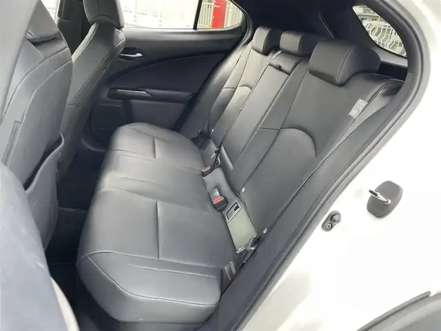 レクサス ＵＸ 250h アーバンエレガンス 東京都 2021(令3)年 2.2万km ソニッククォーツ ワンオーナー/純正ナビ（CD/DVD/地デジTV/BT)/バックカメラ・全方位カメラ/黒皮シート/純正１８インチアルミ/パワーバックドア/ETC2.0/パドルシフト/メモリーパワーシート/シートヒーター・ステアリングヒーター/ドライブレコーダー（DRT-H58A)/エンジンプッシュボタン/BSM/Lexus　Safety　System　＋/PCS（プリクラッシュセーフ）/LTA（レーントレーシングアシスト）/AHB（オートマチックハイビーム）/RSA(ロードサインアシスト）/レーダークルーズコントロール/先行車発進お知らせ/保証書・取説・ナビ説