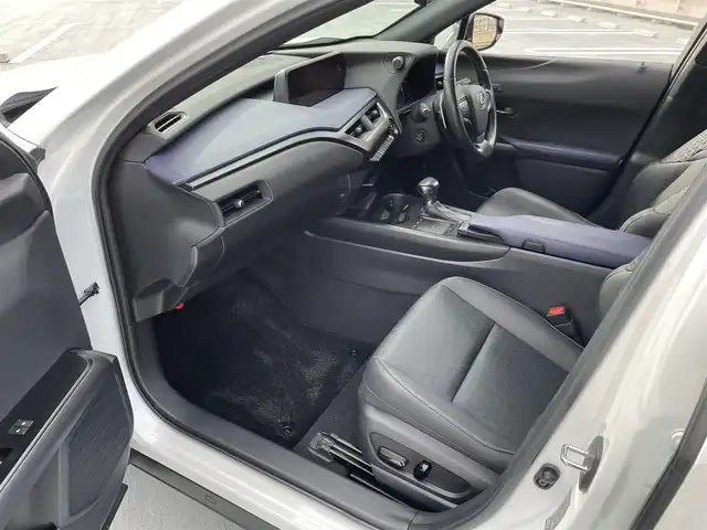 レクサス ＵＸ 250h アーバンエレガンス 東京都 2021(令3)年 2.2万km ソニッククォーツ ワンオーナー/純正ナビ（CD/DVD/地デジTV/BT)/バックカメラ・全方位カメラ/黒皮シート/純正１８インチアルミ/パワーバックドア/ETC2.0/パドルシフト/メモリーパワーシート/シートヒーター・ステアリングヒーター/ドライブレコーダー（DRT-H58A)/エンジンプッシュボタン/BSM/Lexus　Safety　System　＋/PCS（プリクラッシュセーフ）/LTA（レーントレーシングアシスト）/AHB（オートマチックハイビーム）/RSA(ロードサインアシスト）/レーダークルーズコントロール/先行車発進お知らせ/保証書・取説・ナビ説