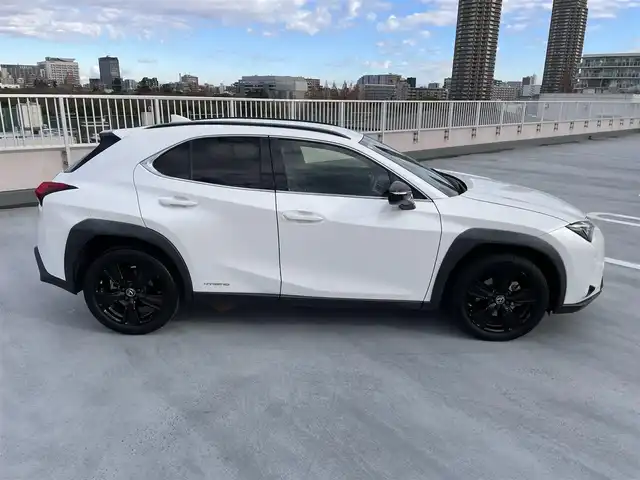 レクサス ＵＸ 250h アーバンエレガンス 東京都 2021(令3)年 2.2万km ソニッククォーツ ワンオーナー/純正ナビ（CD/DVD/地デジTV/BT)/バックカメラ・全方位カメラ/黒皮シート/純正１８インチアルミ/パワーバックドア/ETC2.0/パドルシフト/メモリーパワーシート/シートヒーター・ステアリングヒーター/ドライブレコーダー（DRT-H58A)/エンジンプッシュボタン/BSM/Lexus　Safety　System　＋/PCS（プリクラッシュセーフ）/LTA（レーントレーシングアシスト）/AHB（オートマチックハイビーム）/RSA(ロードサインアシスト）/レーダークルーズコントロール/先行車発進お知らせ/保証書・取説・ナビ説