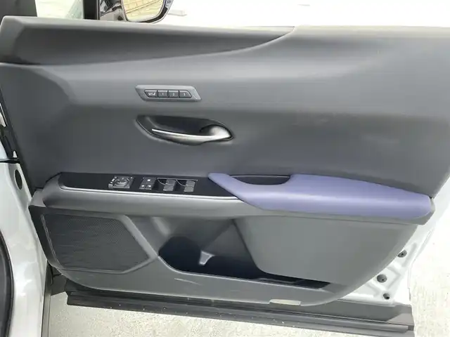 レクサス ＵＸ 250h アーバンエレガンス 東京都 2021(令3)年 2.2万km ソニッククォーツ ワンオーナー/純正ナビ（CD/DVD/地デジTV/BT)/バックカメラ・全方位カメラ/黒皮シート/純正１８インチアルミ/パワーバックドア/ETC2.0/パドルシフト/メモリーパワーシート/シートヒーター・ステアリングヒーター/ドライブレコーダー（DRT-H58A)/エンジンプッシュボタン/BSM/Lexus　Safety　System　＋/PCS（プリクラッシュセーフ）/LTA（レーントレーシングアシスト）/AHB（オートマチックハイビーム）/RSA(ロードサインアシスト）/レーダークルーズコントロール/先行車発進お知らせ/保証書・取説・ナビ説