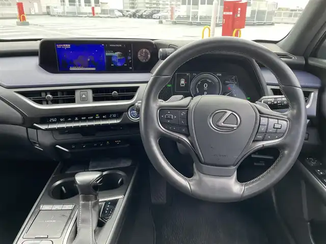 レクサス ＵＸ 250h アーバンエレガンス 東京都 2021(令3)年 2.2万km ソニッククォーツ ワンオーナー/純正ナビ（CD/DVD/地デジTV/BT)/バックカメラ・全方位カメラ/黒皮シート/純正１８インチアルミ/パワーバックドア/ETC2.0/パドルシフト/メモリーパワーシート/シートヒーター・ステアリングヒーター/ドライブレコーダー（DRT-H58A)/エンジンプッシュボタン/BSM/Lexus　Safety　System　＋/PCS（プリクラッシュセーフ）/LTA（レーントレーシングアシスト）/AHB（オートマチックハイビーム）/RSA(ロードサインアシスト）/レーダークルーズコントロール/先行車発進お知らせ/保証書・取説・ナビ説