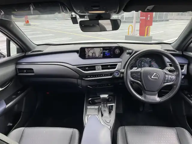 レクサス ＵＸ 250h アーバンエレガンス 東京都 2021(令3)年 2.2万km ソニッククォーツ ワンオーナー/純正ナビ（CD/DVD/地デジTV/BT)/バックカメラ・全方位カメラ/黒皮シート/純正１８インチアルミ/パワーバックドア/ETC2.0/パドルシフト/メモリーパワーシート/シートヒーター・ステアリングヒーター/ドライブレコーダー（DRT-H58A)/エンジンプッシュボタン/BSM/Lexus　Safety　System　＋/PCS（プリクラッシュセーフ）/LTA（レーントレーシングアシスト）/AHB（オートマチックハイビーム）/RSA(ロードサインアシスト）/レーダークルーズコントロール/先行車発進お知らせ/保証書・取説・ナビ説