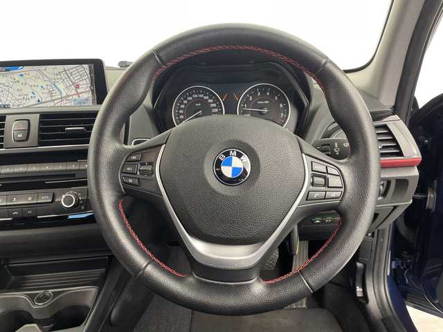 ＢＭＷ １１８ｉ スポーツ 愛知県 2015(平27)年 5.9万km ディープシーブルー /純正HDDナビ//CD DVD BT USB FM AM AUX//バックカメラ//インテリジェントセーフティ//LEDオートヘッドライト//ETC//クルーズコントロール//純正フロアマット//純正フォグランプ//スマートキー//スペアキー//ドライブモードセレクト//スポーツモード//ECO PROモード//MTモード付AT//クリアランスソナー//レーンキープアシスト//革巻きステアリング