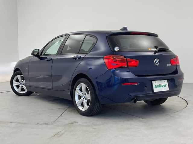 ＢＭＷ １１８ｉ スポーツ 愛知県 2015(平27)年 5.9万km ディープシーブルー /純正HDDナビ//CD DVD BT USB FM AM AUX//バックカメラ//インテリジェントセーフティ//LEDオートヘッドライト//ETC//クルーズコントロール//純正フロアマット//純正フォグランプ//スマートキー//スペアキー//ドライブモードセレクト//スポーツモード//ECO PROモード//MTモード付AT//クリアランスソナー//レーンキープアシスト//革巻きステアリング
