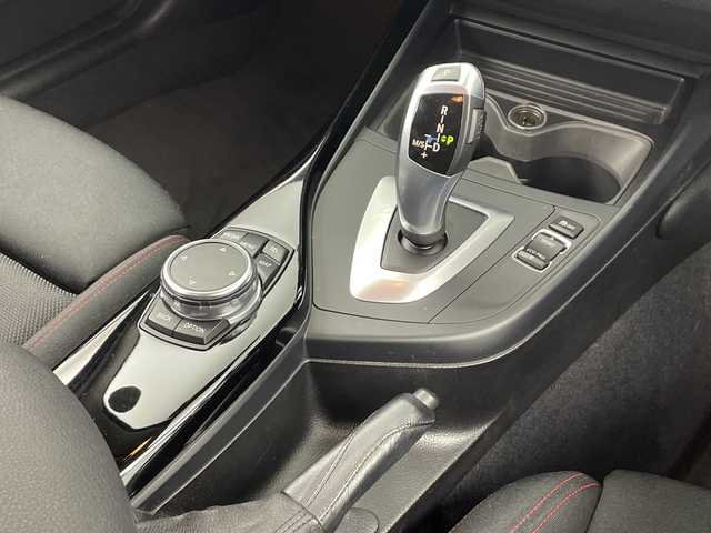 ＢＭＷ １１８ｉ スポーツ 愛知県 2015(平27)年 5.9万km ディープシーブルー /純正HDDナビ//CD DVD BT USB FM AM AUX//バックカメラ//インテリジェントセーフティ//LEDオートヘッドライト//ETC//クルーズコントロール//純正フロアマット//純正フォグランプ//スマートキー//スペアキー//ドライブモードセレクト//スポーツモード//ECO PROモード//MTモード付AT//クリアランスソナー//レーンキープアシスト//革巻きステアリング