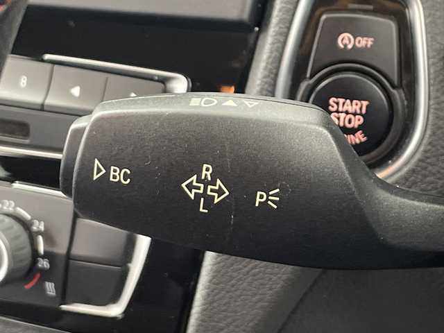 ＢＭＷ １１８ｉ スポーツ 愛知県 2015(平27)年 5.9万km ディープシーブルー /純正HDDナビ//CD DVD BT USB FM AM AUX//バックカメラ//インテリジェントセーフティ//LEDオートヘッドライト//ETC//クルーズコントロール//純正フロアマット//純正フォグランプ//スマートキー//スペアキー//ドライブモードセレクト//スポーツモード//ECO PROモード//MTモード付AT//クリアランスソナー//レーンキープアシスト//革巻きステアリング