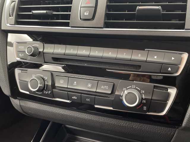 ＢＭＷ １１８ｉ スポーツ 愛知県 2015(平27)年 5.9万km ディープシーブルー /純正HDDナビ//CD DVD BT USB FM AM AUX//バックカメラ//インテリジェントセーフティ//LEDオートヘッドライト//ETC//クルーズコントロール//純正フロアマット//純正フォグランプ//スマートキー//スペアキー//ドライブモードセレクト//スポーツモード//ECO PROモード//MTモード付AT//クリアランスソナー//レーンキープアシスト//革巻きステアリング