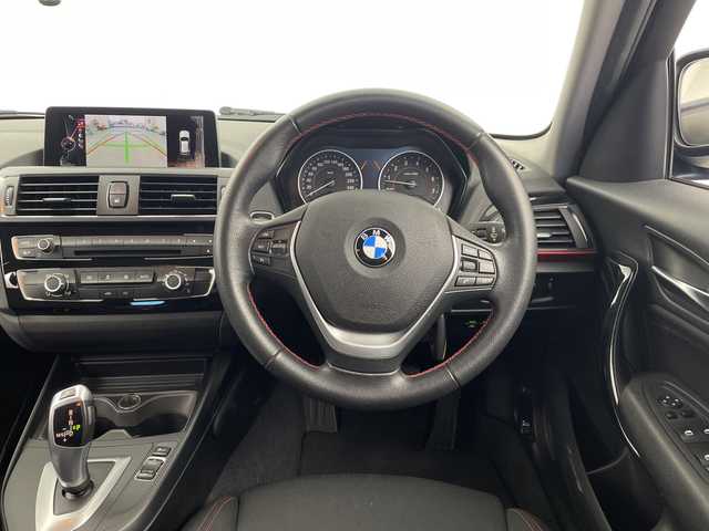 ＢＭＷ １１８ｉ スポーツ 愛知県 2015(平27)年 5.9万km ディープシーブルー /純正HDDナビ//CD DVD BT USB FM AM AUX//バックカメラ//インテリジェントセーフティ//LEDオートヘッドライト//ETC//クルーズコントロール//純正フロアマット//純正フォグランプ//スマートキー//スペアキー//ドライブモードセレクト//スポーツモード//ECO PROモード//MTモード付AT//クリアランスソナー//レーンキープアシスト//革巻きステアリング
