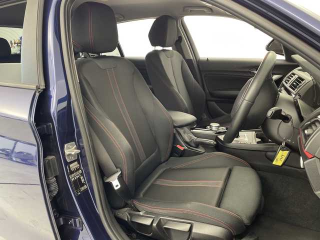 ＢＭＷ １１８ｉ スポーツ 愛知県 2015(平27)年 5.9万km ディープシーブルー /純正HDDナビ//CD DVD BT USB FM AM AUX//バックカメラ//インテリジェントセーフティ//LEDオートヘッドライト//ETC//クルーズコントロール//純正フロアマット//純正フォグランプ//スマートキー//スペアキー//ドライブモードセレクト//スポーツモード//ECO PROモード//MTモード付AT//クリアランスソナー//レーンキープアシスト//革巻きステアリング