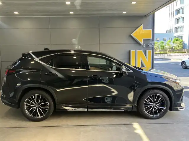 レクサス ＮＸ 250 バージョンL 東京都 2023(令5)年 3.4万km グラファイトブラックガラスフレーク セーフティシステムプラス/・プリクラッシュセーフティ/・レーンディパチャーアラート/・レーダークルーズコントロール/・ロードサインアシスト/・発進遅れ告知機能/・ドライバー異常時対応対応システム/・レーントレーシングアシスト/・アクティグハイビーム/・プロアクティブドライビングアシスト/ワンオーナー/サンルーフ/エアロパーツ/フルセグテレビ/バックカメラ/ウィンカーミラー/ドアバイザー/プッシュスタート/パワーバックドア/ETC/3眼LEDヘッドライト/20インチアルミホイール/ブラインドスポットミラー/全方位カメラ/パドルシフト/茶革シート/・シートヒーター  ・エアーシート/パワーシート/全席シートヒーター /前席シートエアコン/オートヘッドライト/Bluetooth/運転席メモリーシート/パワーバックドア/前後ドライブレコーダー/ETC/保証書/R5.R6ディーラー記録簿有