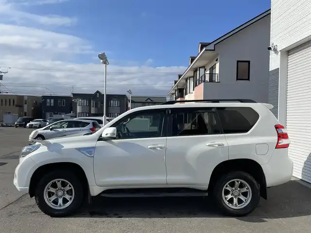 トヨタ ランドクルーザー プラド TX 道央・札幌 2015(平27)年 15.1万km ホワイトパールクリスタルシャイン 登録時走行距離150634km/　4　W　D　/寒冷地仕様/ディーゼルターボ/純正ディーラーOPナビ/バックカメラ/フロントワイパーデアイサー/ビルトインETC/電動格納ミラー/オールオートウィンドウ/ルーフレール/ダウンヒルアシストコントロール/プッシュスタート/純正フロアマット/純正ドアバイザー/スマートキー/スペアキー×１/純正AW付夏タイヤ積み込み