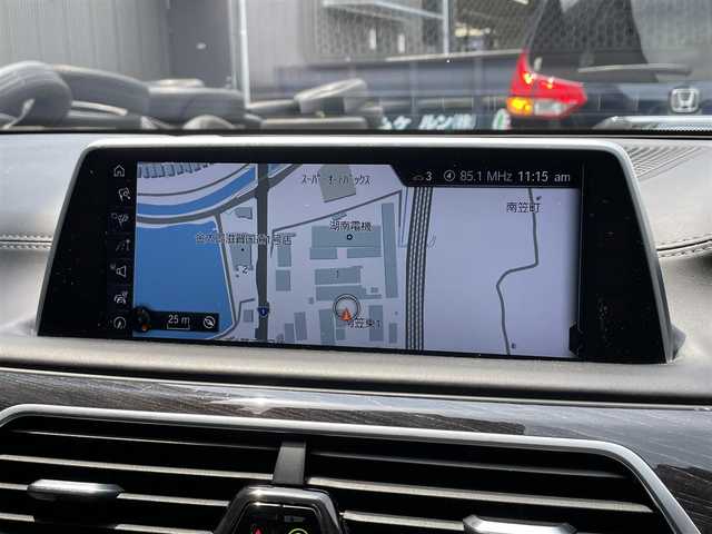 ＢＭＷ ７４０ｉ Mスポーツ 滋賀県 2016(平28)年 11.6万km パール 純正ナビ/（CD/DVD/Bluetooth/フルセグTV）/全方位カメラ/サンルーフ/harman/kardon/前方ドライブレコーダー/レザーシート/シートメモリー/パワーシート/ベンチレーション/シートヒーター/電動パーキングブレーキ/オートホールドブレーキ/LEDヘッドライト/フォグランプ/オートヘッドライト/革巻きステアリング/クルーズコントロール/パドルシフト/ステアリングリモコン/USB充電/スペアキー