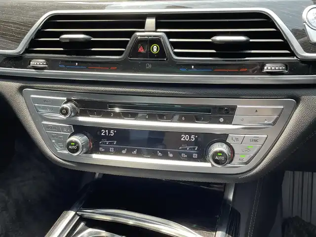 ＢＭＷ ７４０ｉ Mスポーツ 滋賀県 2016(平28)年 11.6万km パール 純正ナビ/（CD/DVD/Bluetooth/フルセグTV）/全方位カメラ/サンルーフ/harman/kardon/前方ドライブレコーダー/レザーシート/シートメモリー/パワーシート/ベンチレーション/シートヒーター/電動パーキングブレーキ/オートホールドブレーキ/LEDヘッドライト/フォグランプ/オートヘッドライト/革巻きステアリング/クルーズコントロール/パドルシフト/ステアリングリモコン/USB充電/スペアキー