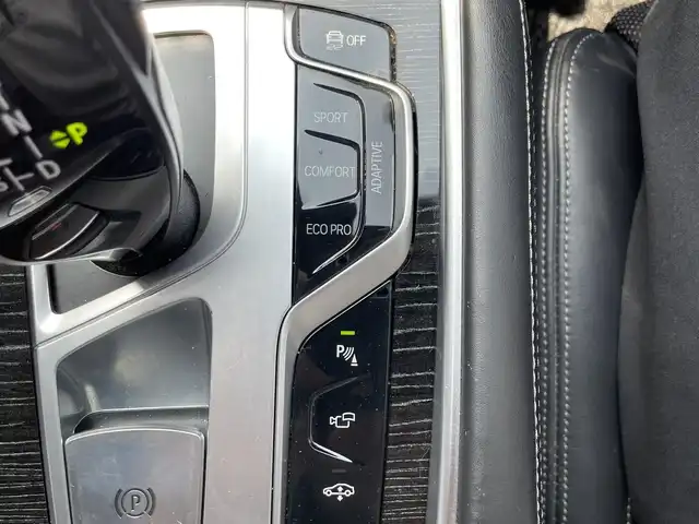ＢＭＷ ７４０ｉ Mスポーツ 滋賀県 2016(平28)年 11.6万km パール 純正ナビ/（CD/DVD/Bluetooth/フルセグTV）/全方位カメラ/サンルーフ/harman/kardon/前方ドライブレコーダー/レザーシート/シートメモリー/パワーシート/ベンチレーション/シートヒーター/電動パーキングブレーキ/オートホールドブレーキ/LEDヘッドライト/フォグランプ/オートヘッドライト/革巻きステアリング/クルーズコントロール/パドルシフト/ステアリングリモコン/USB充電/スペアキー