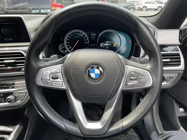 ＢＭＷ ７４０ｉ Mスポーツ 滋賀県 2016(平28)年 11.6万km パール 純正ナビ/（CD/DVD/Bluetooth/フルセグTV）/全方位カメラ/サンルーフ/harman/kardon/前方ドライブレコーダー/レザーシート/シートメモリー/パワーシート/ベンチレーション/シートヒーター/電動パーキングブレーキ/オートホールドブレーキ/LEDヘッドライト/フォグランプ/オートヘッドライト/革巻きステアリング/クルーズコントロール/パドルシフト/ステアリングリモコン/USB充電/スペアキー