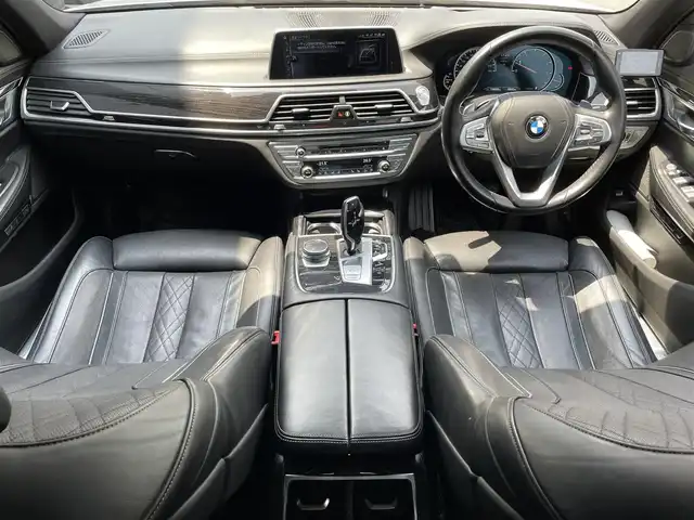ＢＭＷ ７４０ｉ Mスポーツ 滋賀県 2016(平28)年 11.6万km パール 純正ナビ/（CD/DVD/Bluetooth/フルセグTV）/全方位カメラ/サンルーフ/harman/kardon/前方ドライブレコーダー/レザーシート/シートメモリー/パワーシート/ベンチレーション/シートヒーター/電動パーキングブレーキ/オートホールドブレーキ/LEDヘッドライト/フォグランプ/オートヘッドライト/革巻きステアリング/クルーズコントロール/パドルシフト/ステアリングリモコン/USB充電/スペアキー