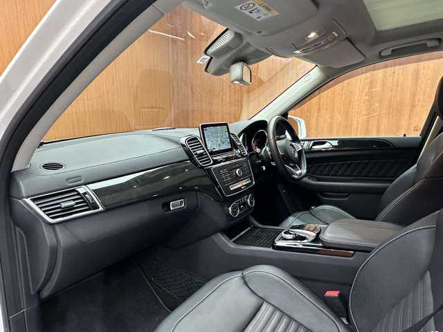 メルセデス・ベンツ ＧＬＥ３５０ｄ 4MATIC スポーツ 千葉県 2015(平27)年 4万km ポーラホワイト パノラマＳＲ　/黒革　/ＡＣＣ　/ｈａｒｍａｎｋａｒｄｏｎサウンド　/ナビ　/ＴＶ　/Ｂｌｕｅｔｏｏｔｈ接続　/３６０°シートＨ　/電動リアゲート　/ＬＥＤヘッドライト　/オートハイビーム　/衝突軽減Ｂ　/ＢＳＭ　/ＬＫＡ