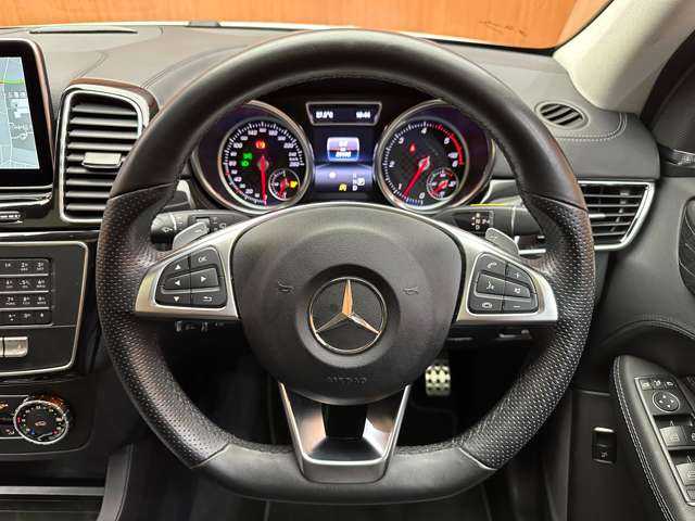 メルセデス・ベンツ ＧＬＥ３５０ｄ 4MATIC スポーツ 千葉県 2015(平27)年 4万km ポーラホワイト パノラマＳＲ　/黒革　/ＡＣＣ　/ｈａｒｍａｎｋａｒｄｏｎサウンド　/ナビ　/ＴＶ　/Ｂｌｕｅｔｏｏｔｈ接続　/３６０°シートＨ　/電動リアゲート　/ＬＥＤヘッドライト　/オートハイビーム　/衝突軽減Ｂ　/ＢＳＭ　/ＬＫＡ