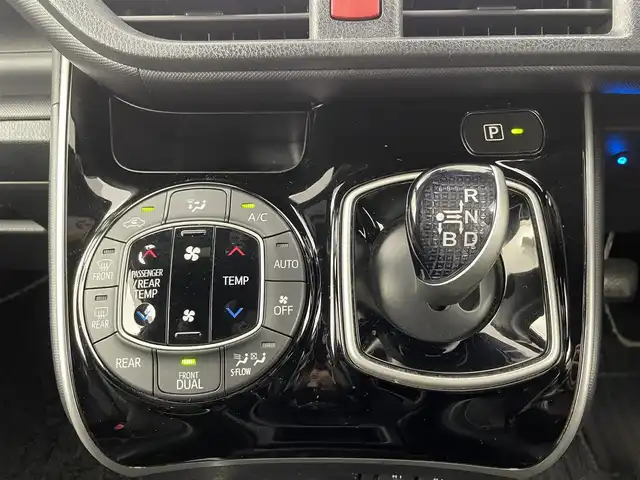 トヨタ ヴォクシー ハイブリッド ZS 煌Ⅱ 大分県 2020(令2)年 7.2万km ホワイトパールクリスタルシャイン ALPINE製11インチナビ(EX11NX)/バックカメラ/ALPINE製フリップダウンモニター/ALPINE製ドライブレコーダー/両側パワースライドドア/フルセグTV/テレビキャンセラー/HDMI端子/Bluetooth/ETC/前席シートヒーター/16インチアルミホイール/車線逸脱防止システム/衝突軽減ブレーキ/USB端子/オートライト/オートハイビーム/フォグランプ/LEDヘッドライト/本革巻きステアリング/ステアリングリモコン/ウォークスルー/前後コーナーセンサー/横滑り防止システム/スマートキー/プッシュスタート