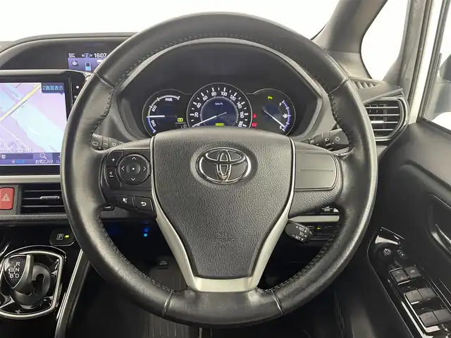 トヨタ ヴォクシー ハイブリッド ZS 煌Ⅱ 大分県 2020(令2)年 7.2万km ホワイトパールクリスタルシャイン ALPINE製11インチナビ(EX11NX)/バックカメラ/ALPINE製フリップダウンモニター/ALPINE製ドライブレコーダー/両側パワースライドドア/フルセグTV/テレビキャンセラー/HDMI端子/Bluetooth/ETC/前席シートヒーター/16インチアルミホイール/車線逸脱防止システム/衝突軽減ブレーキ/USB端子/オートライト/オートハイビーム/フォグランプ/LEDヘッドライト/本革巻きステアリング/ステアリングリモコン/ウォークスルー/前後コーナーセンサー/横滑り防止システム/スマートキー/プッシュスタート