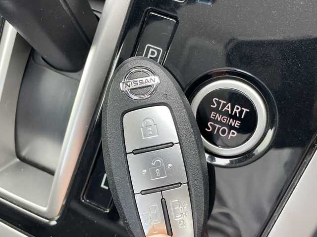 日産 セレナ ハイウェイスター Vセレクション 愛知県 2017(平29)年 5.6万km ブリリアントホワイトパール 純正9型ナビ/フリップダウンモニター/両側パワースライドドア/クルーズコントロール/バックカメラ/ハンズフリースライドドア/純正アルミホイール/LEDヘッドライト/リアオートエアコン/ドライブレコーダー/ETC/衝突軽減システム/ステアリングスイッチ/スマートキー/プッシュスタート