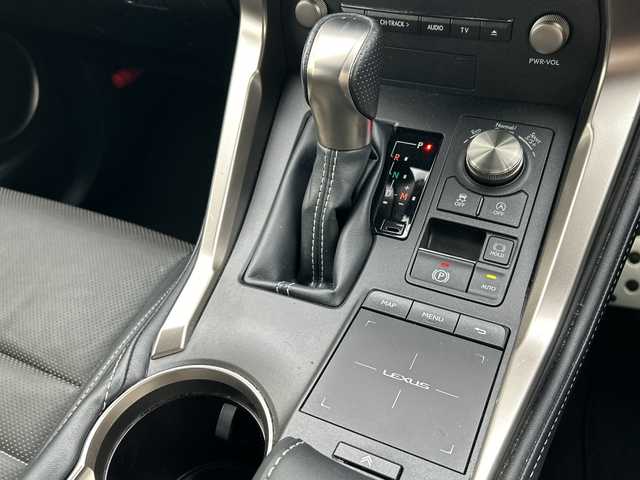 レクサス ＮＸ 300 Fスポーツ 千葉県 2020(令2)年 5.8万km ホワイトノーヴァガラスフレーク ナビ　バックカメラ　ＴＶ　レザーシート ＥＴＣ２．０　ドラレコ　追従型クルコン　パワーシート　シートヒーター　エアシート　ブレーキホールド　前後センサー　電動リアゲート　純正１８インチＡＷ LED