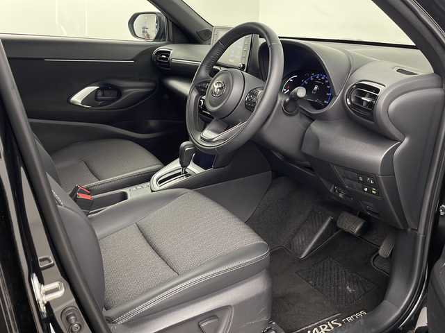 トヨタ ヤリスクロス ハイブリッド Z 埼玉県 2024(令6)年 0.6万km ブラックマイカ 純正ディスプレイオーディオ/（AM/FM/BT/USB）/全方位カメラ/ハーフレザーシート/シートヒーター/運転席パワーシート/ビルトイン2.0ETC/レーダークルーズコントロール/横滑り防止装置/ブラインドスポットモニター/ハンドルヒーター/オートハイビーム/純正18インチアルミホイール/純正フロアマット/前後ドライブレコーダー/LEDライト/LEDフォグランプ