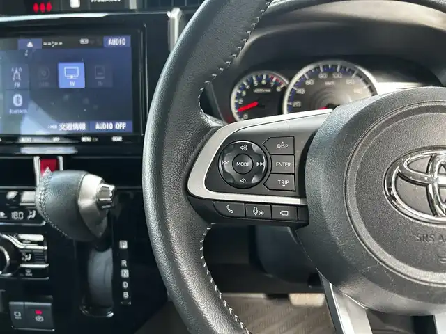 トヨタ ルーミー カスタムG－T 滋賀県 2023(令5)年 3.6万km ブラックマイカメタリック/パールホワイト2トーン 純正9インチナビ/【Bluetooth/CD/DVD/フルセグTV】/全方位カメラ/両側パワースライドドア/レーダークルーズコントロール/レーンディパーチャーアラート/プリクラッシュセーフティ/LEDヘッドライト/オートマチックハイビーム/クリアランスソナー/ビルトインETC/前後ドライブレコーダー/電動パーキングブレーキ/オートブレーキホールド/D/Nシートヒーター/純正フロアマット/ドアバイザー/プッシュスタート/スマートキー/ステアリングリモコン