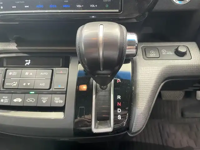 ホンダ ステップワゴン スパーダ ホンダセンシング 鹿児島県 2016(平28)年 5.2万km プレミアムスパークルブラックパール 禁煙車　/純正ナビ(CD/DVD/フルセグTV/Bluetooth)　/バックカメラ　/両側パワースライドドア　/ホンダセンシング　/・衝突軽減ブレーキ/・アダプティブクルーズコントロール/・車線維持支援システム/・路外逸脱抑制機能/・誤発進抑制機能/・先行車発進お知らせ機能/・標識認識機能/フリップダウンモニター　/追従型クルーズコントロール　/コーナーセンサー　/わくわくゲート/LEDヘッドライト　/ETC　/純正フロアマット　/純正アルミホイール/ドアバイザー