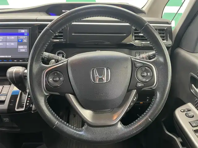 ホンダ ステップワゴン スパーダ ホンダセンシング 鹿児島県 2016(平28)年 5.2万km プレミアムスパークルブラックパール 禁煙車　/純正ナビ(CD/DVD/フルセグTV/Bluetooth)　/バックカメラ　/両側パワースライドドア　/ホンダセンシング　/・衝突軽減ブレーキ/・アダプティブクルーズコントロール/・車線維持支援システム/・路外逸脱抑制機能/・誤発進抑制機能/・先行車発進お知らせ機能/・標識認識機能/フリップダウンモニター　/追従型クルーズコントロール　/コーナーセンサー　/わくわくゲート/LEDヘッドライト　/ETC　/純正フロアマット　/純正アルミホイール/ドアバイザー