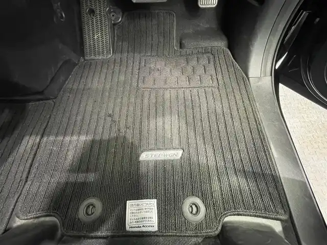 ホンダ ステップワゴン スパーダ ホンダセンシング 鹿児島県 2016(平28)年 5.2万km プレミアムスパークルブラックパール 禁煙車　/純正ナビ(CD/DVD/フルセグTV/Bluetooth)　/バックカメラ　/両側パワースライドドア　/ホンダセンシング　/・衝突軽減ブレーキ/・アダプティブクルーズコントロール/・車線維持支援システム/・路外逸脱抑制機能/・誤発進抑制機能/・先行車発進お知らせ機能/・標識認識機能/フリップダウンモニター　/追従型クルーズコントロール　/コーナーセンサー　/わくわくゲート/LEDヘッドライト　/ETC　/純正フロアマット　/純正アルミホイール/ドアバイザー