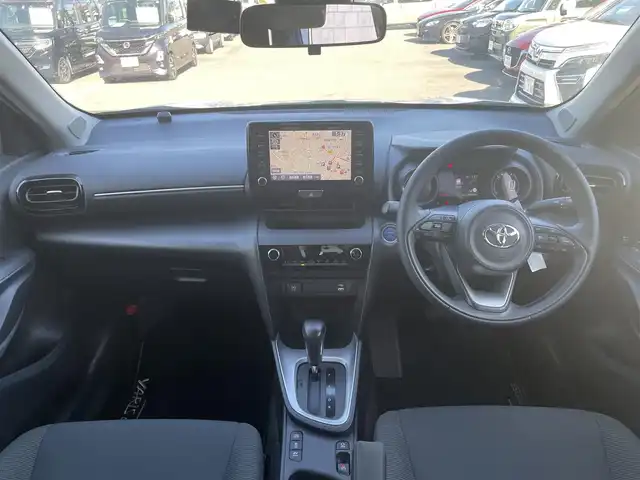 トヨタ ヤリスクロス ハイブリッド G 静岡県 2021(令3)年 2.6万km ホワイトパールクリスタルシャイン ワンオーナー/純正ディスプレイオーディオナビ/（AM/FM/BT/Miracast)/フルセグTV/HDMI端子有り/バックカメラ/クリアランスソナー/レーダークルーズコントロール/トヨタセーフティセンス/プリクラッシュセーフティ/レーンキープアシスト/横滑り防止装置/電動パーキングブレーキ/オートホールド/スマートキー/プッシュスタート/ビルトインETC2.0/LEDヘッドライト/オートマチックハイビーム/純正16インチアルミホイール/純正フロアマット/社外前後型ドライブレコーダー/（TZ-D205W）/取扱説明書/保証書