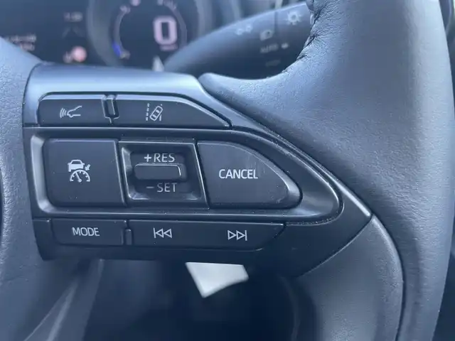 トヨタ ヤリスクロス ハイブリッド G 静岡県 2021(令3)年 2.6万km ホワイトパールクリスタルシャイン ワンオーナー/純正ディスプレイオーディオナビ/（AM/FM/BT/Miracast)/フルセグTV/HDMI端子有り/バックカメラ/クリアランスソナー/レーダークルーズコントロール/トヨタセーフティセンス/プリクラッシュセーフティ/レーンキープアシスト/横滑り防止装置/電動パーキングブレーキ/オートホールド/スマートキー/プッシュスタート/ビルトインETC2.0/LEDヘッドライト/オートマチックハイビーム/純正16インチアルミホイール/純正フロアマット/社外前後型ドライブレコーダー/（TZ-D205W）/取扱説明書/保証書