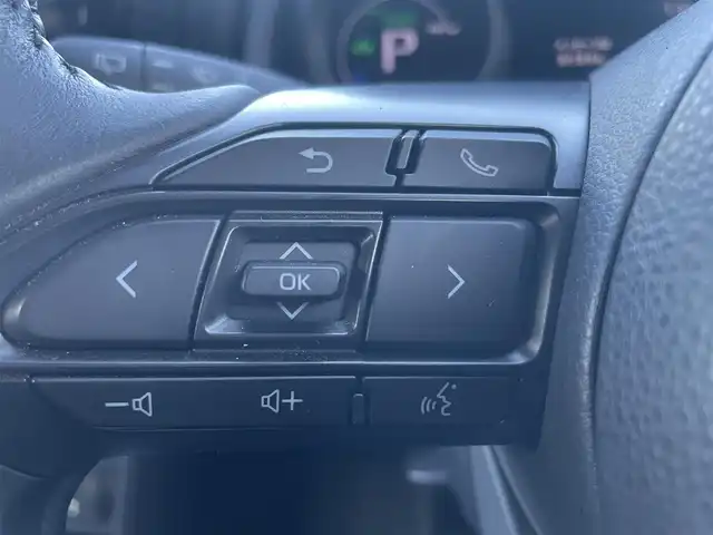 トヨタ ヤリスクロス ハイブリッド G 静岡県 2021(令3)年 2.6万km ホワイトパールクリスタルシャイン ワンオーナー/純正ディスプレイオーディオナビ/（AM/FM/BT/Miracast)/フルセグTV/HDMI端子有り/バックカメラ/クリアランスソナー/レーダークルーズコントロール/トヨタセーフティセンス/プリクラッシュセーフティ/レーンキープアシスト/横滑り防止装置/電動パーキングブレーキ/オートホールド/スマートキー/プッシュスタート/ビルトインETC2.0/LEDヘッドライト/オートマチックハイビーム/純正16インチアルミホイール/純正フロアマット/社外前後型ドライブレコーダー/（TZ-D205W）/取扱説明書/保証書