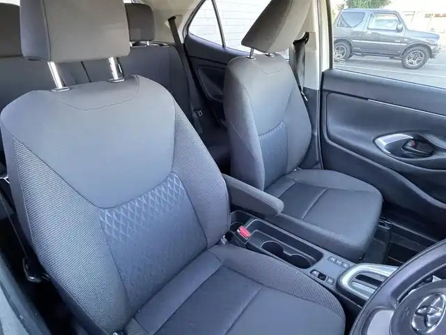 トヨタ ヤリスクロス ハイブリッド G 静岡県 2021(令3)年 2.6万km ホワイトパールクリスタルシャイン ワンオーナー/純正ディスプレイオーディオナビ/（AM/FM/BT/Miracast)/フルセグTV/HDMI端子有り/バックカメラ/クリアランスソナー/レーダークルーズコントロール/トヨタセーフティセンス/プリクラッシュセーフティ/レーンキープアシスト/横滑り防止装置/電動パーキングブレーキ/オートホールド/スマートキー/プッシュスタート/ビルトインETC2.0/LEDヘッドライト/オートマチックハイビーム/純正16インチアルミホイール/純正フロアマット/社外前後型ドライブレコーダー/（TZ-D205W）/取扱説明書/保証書