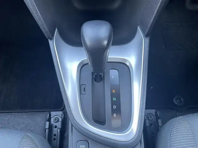 トヨタ ヤリスクロス ハイブリッド G 静岡県 2021(令3)年 2.6万km ホワイトパールクリスタルシャイン ワンオーナー/純正ディスプレイオーディオナビ/（AM/FM/BT/Miracast)/フルセグTV/HDMI端子有り/バックカメラ/クリアランスソナー/レーダークルーズコントロール/トヨタセーフティセンス/プリクラッシュセーフティ/レーンキープアシスト/横滑り防止装置/電動パーキングブレーキ/オートホールド/スマートキー/プッシュスタート/ビルトインETC2.0/LEDヘッドライト/オートマチックハイビーム/純正16インチアルミホイール/純正フロアマット/社外前後型ドライブレコーダー/（TZ-D205W）/取扱説明書/保証書