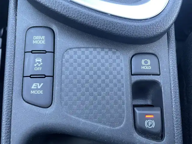 トヨタ ヤリスクロス ハイブリッド G 静岡県 2021(令3)年 2.6万km ホワイトパールクリスタルシャイン ワンオーナー/純正ディスプレイオーディオナビ/（AM/FM/BT/Miracast)/フルセグTV/HDMI端子有り/バックカメラ/クリアランスソナー/レーダークルーズコントロール/トヨタセーフティセンス/プリクラッシュセーフティ/レーンキープアシスト/横滑り防止装置/電動パーキングブレーキ/オートホールド/スマートキー/プッシュスタート/ビルトインETC2.0/LEDヘッドライト/オートマチックハイビーム/純正16インチアルミホイール/純正フロアマット/社外前後型ドライブレコーダー/（TZ-D205W）/取扱説明書/保証書