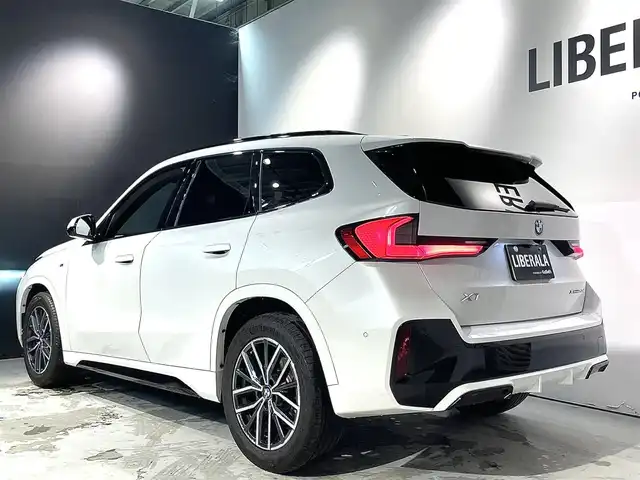 ＢＭＷ ＢＭＷ Ｘ１ xDrive 20d Mスポーツ 道央・札幌 2023(令5)年 0.7万km ミネラルホワイト ドライビング・アシスト・プロフェッショナル/　・ACC/　・レーン・ディパーチャー・ウォーニング/　・レーン・チェンジ・アシスト/　・レーン・チェンジ・ウォーニング/　・レーン・キーピング・アシスト/　・エマージェンシー・ストップ・アシスト/パーキング・アシスト・プラス/　・アクティブPDC/　・キーピング・アシスト/　・サラウンド・ビュー・システム/電動シート（D/N）/シートヒーター（D/N）/アダプティブLEDヘッドライト/オートライト/レインセンサー/ワイヤレスチャージング/アンビエントライト/BMWライブ・コックピット/BMWコネクテッド・ドライブ・プロフェッショナル/オートマチック・テールゲート・オペレーション/ETC/保証書、取扱説明書、スペアキー1本有