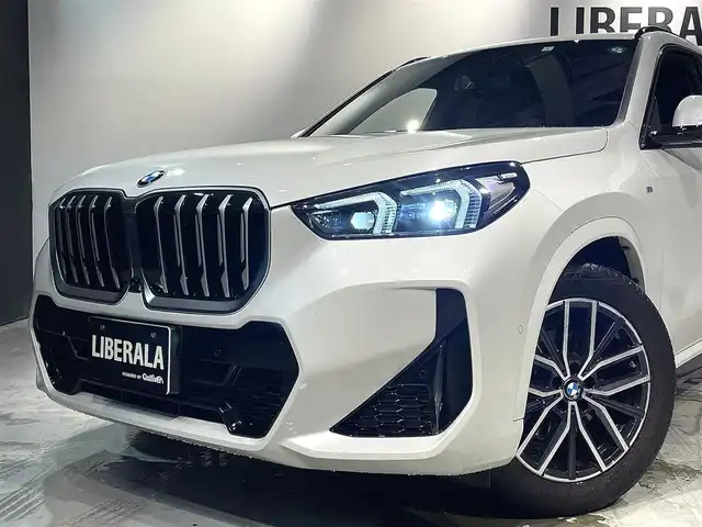 ＢＭＷ ＢＭＷ Ｘ１ xDrive 20d Mスポーツ 道央・札幌 2023(令5)年 0.7万km ミネラルホワイト ドライビング・アシスト・プロフェッショナル/　・ACC/　・レーン・ディパーチャー・ウォーニング/　・レーン・チェンジ・アシスト/　・レーン・チェンジ・ウォーニング/　・レーン・キーピング・アシスト/　・エマージェンシー・ストップ・アシスト/パーキング・アシスト・プラス/　・アクティブPDC/　・キーピング・アシスト/　・サラウンド・ビュー・システム/電動シート（D/N）/シートヒーター（D/N）/アダプティブLEDヘッドライト/オートライト/レインセンサー/ワイヤレスチャージング/アンビエントライト/BMWライブ・コックピット/BMWコネクテッド・ドライブ・プロフェッショナル/オートマチック・テールゲート・オペレーション/ETC/保証書、取扱説明書、スペアキー1本有