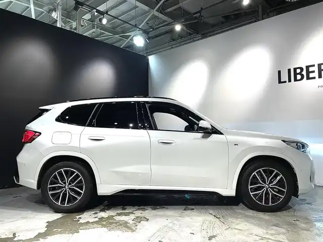 ＢＭＷ ＢＭＷ Ｘ１ xDrive 20d Mスポーツ 道央・札幌 2023(令5)年 0.7万km ミネラルホワイト ドライビング・アシスト・プロフェッショナル/　・ACC/　・レーン・ディパーチャー・ウォーニング/　・レーン・チェンジ・アシスト/　・レーン・チェンジ・ウォーニング/　・レーン・キーピング・アシスト/　・エマージェンシー・ストップ・アシスト/パーキング・アシスト・プラス/　・アクティブPDC/　・キーピング・アシスト/　・サラウンド・ビュー・システム/電動シート（D/N）/シートヒーター（D/N）/アダプティブLEDヘッドライト/オートライト/レインセンサー/ワイヤレスチャージング/アンビエントライト/BMWライブ・コックピット/BMWコネクテッド・ドライブ・プロフェッショナル/オートマチック・テールゲート・オペレーション/ETC/保証書、取扱説明書、スペアキー1本有