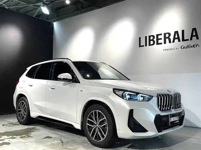 ＢＭＷ ＢＭＷ Ｘ１ xDrive 20d Mスポーツ 道央・札幌 2023(令5)年 0.7万km ミネラルホワイト ドライビング・アシスト・プロフェッショナル/　・ACC/　・レーン・ディパーチャー・ウォーニング/　・レーン・チェンジ・アシスト/　・レーン・チェンジ・ウォーニング/　・レーン・キーピング・アシスト/　・エマージェンシー・ストップ・アシスト/パーキング・アシスト・プラス/　・アクティブPDC/　・キーピング・アシスト/　・サラウンド・ビュー・システム/電動シート（D/N）/シートヒーター（D/N）/アダプティブLEDヘッドライト/オートライト/レインセンサー/ワイヤレスチャージング/アンビエントライト/BMWライブ・コックピット/BMWコネクテッド・ドライブ・プロフェッショナル/オートマチック・テールゲート・オペレーション/ETC/保証書、取扱説明書、スペアキー1本有