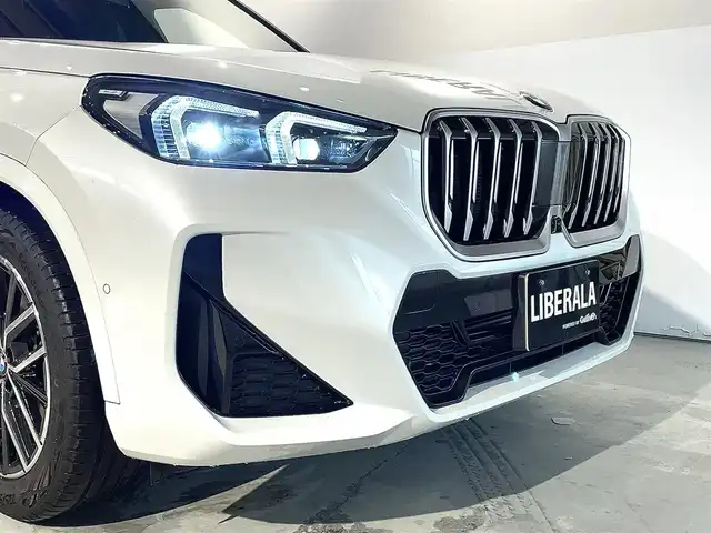 ＢＭＷ ＢＭＷ Ｘ１ xDrive 20d Mスポーツ 道央・札幌 2023(令5)年 0.7万km ミネラルホワイト ドライビング・アシスト・プロフェッショナル/　・ACC/　・レーン・ディパーチャー・ウォーニング/　・レーン・チェンジ・アシスト/　・レーン・チェンジ・ウォーニング/　・レーン・キーピング・アシスト/　・エマージェンシー・ストップ・アシスト/パーキング・アシスト・プラス/　・アクティブPDC/　・キーピング・アシスト/　・サラウンド・ビュー・システム/電動シート（D/N）/シートヒーター（D/N）/アダプティブLEDヘッドライト/オートライト/レインセンサー/ワイヤレスチャージング/アンビエントライト/BMWライブ・コックピット/BMWコネクテッド・ドライブ・プロフェッショナル/オートマチック・テールゲート・オペレーション/ETC/保証書、取扱説明書、スペアキー1本有