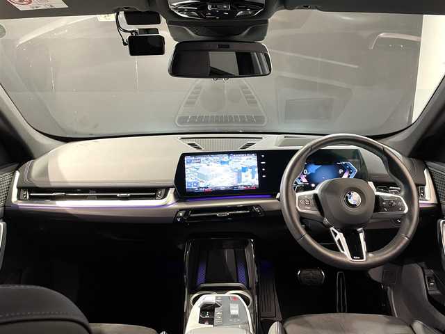 ＢＭＷ ＢＭＷ Ｘ１ xDrive 20d Mスポーツ 道央・札幌 2023(令5)年 0.7万km ミネラルホワイト ドライビング・アシスト・プロフェッショナル/　・ACC/　・レーン・ディパーチャー・ウォーニング/　・レーン・チェンジ・アシスト/　・レーン・チェンジ・ウォーニング/　・レーン・キーピング・アシスト/　・エマージェンシー・ストップ・アシスト/パーキング・アシスト・プラス/　・アクティブPDC/　・キーピング・アシスト/　・サラウンド・ビュー・システム/電動シート（D/N）/シートヒーター（D/N）/アダプティブLEDヘッドライト/オートライト/レインセンサー/ワイヤレスチャージング/アンビエントライト/BMWライブ・コックピット/BMWコネクテッド・ドライブ・プロフェッショナル/オートマチック・テールゲート・オペレーション/ETC/保証書、取扱説明書、スペアキー1本有