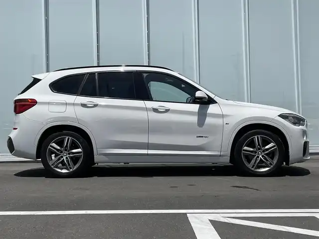 ＢＭＷ Ｘ１ sDrive 18i Mスポーツ 神奈川県 2016(平28)年 5.1万km アルピンホワイトⅢ ・前後ドライブレコーダー　/・ＭＴモード付きＡＴ　/・Ｗエアコン　/・衝突軽減システム　/・前後コーナーセンサー　/・純正１８インチアルミホイール　/・Bluetooth完備　/・ＢＭＷＭシリーズ　/・ＳＵＶ　/・車外バックカメラ