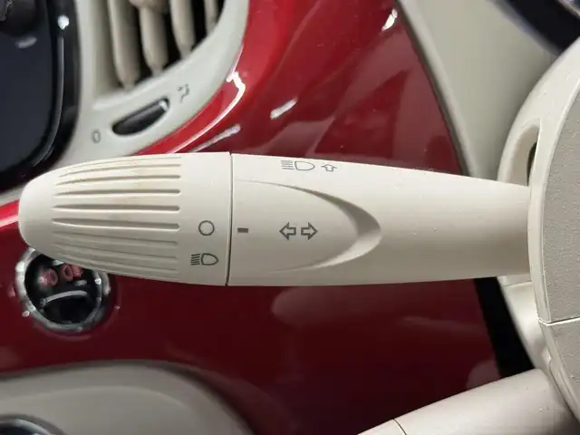 フィアット ５００ 1．2 ドルチェ 三重県 2022(令4)年 2.5万km パソドプレレッド ガソリン/FF/MTモード付インパネ5DCT/純正 7インチオーディオプレイヤー/（FM/AM/Bluetooth/USB/iPod/Apple CarPlay/AndroidAuto）/ドライブレコーダー 前後/ETC/530台限定モデル『1.2 DOLCE』/130台限定カラー『Pasodoble Red（パソドブレ・レッド）』/安全/・ABS＋EBD（アンチロックブレーキ＋電子制動力配分装置）/ESC（エレクトロスタビリティコントロール）/●ASR（アンチスリップレギュレーション：横滑り防止装置）/●HBA（ハイドローリックブレーキアシスト：ブレーキアシスト）/●HHS（ヒルホールドシステム：坂道発進補助機能）/●MSR（モーターシュレップレグルング：エンジンブレーキトルク制御）/装備（…1.2DOLCE特別装備）/ガラスルーフ（固定式）/2トーン ハーフレザーシート（ブラックxアイス）/・クルーズコントロール/フルオートエアコン/キセノンヘッドライト（光軸自動補正式）/ヘッドライトウォッシャー（ポップアップ式）/フロントフォグランプ/・リアフォグランプ/・ステアリングスイッチ/純正 15インチアルミホイール/・SRS サイド＆カーテンエアバッグ/・リモコンキーレス