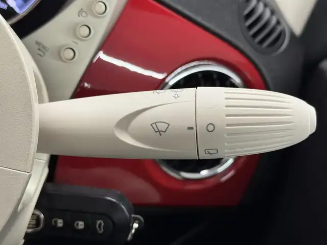 フィアット ５００ 1．2 ドルチェ 三重県 2022(令4)年 2.5万km パソドプレレッド ガソリン/FF/MTモード付インパネ5DCT/純正 7インチオーディオプレイヤー/（FM/AM/Bluetooth/USB/iPod/Apple CarPlay/AndroidAuto）/ドライブレコーダー 前後/ETC/530台限定モデル『1.2 DOLCE』/130台限定カラー『Pasodoble Red（パソドブレ・レッド）』/安全/・ABS＋EBD（アンチロックブレーキ＋電子制動力配分装置）/ESC（エレクトロスタビリティコントロール）/●ASR（アンチスリップレギュレーション：横滑り防止装置）/●HBA（ハイドローリックブレーキアシスト：ブレーキアシスト）/●HHS（ヒルホールドシステム：坂道発進補助機能）/●MSR（モーターシュレップレグルング：エンジンブレーキトルク制御）/装備（…1.2DOLCE特別装備）/ガラスルーフ（固定式）/2トーン ハーフレザーシート（ブラックxアイス）/・クルーズコントロール/フルオートエアコン/キセノンヘッドライト（光軸自動補正式）/ヘッドライトウォッシャー（ポップアップ式）/フロントフォグランプ/・リアフォグランプ/・ステアリングスイッチ/純正 15インチアルミホイール/・SRS サイド＆カーテンエアバッグ/・リモコンキーレス
