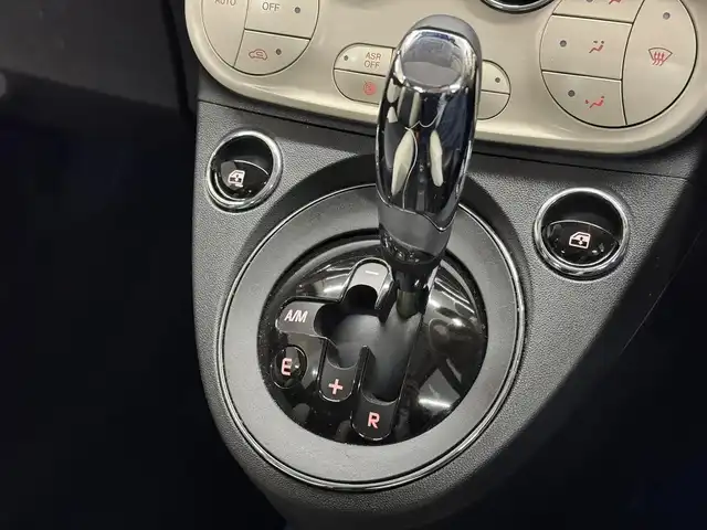 フィアット ５００ 1．2 ドルチェ 三重県 2022(令4)年 2.5万km パソドプレレッド ガソリン/FF/MTモード付インパネ5DCT/純正 7インチオーディオプレイヤー/（FM/AM/Bluetooth/USB/iPod/Apple CarPlay/AndroidAuto）/ドライブレコーダー 前後/ETC/530台限定モデル『1.2 DOLCE』/130台限定カラー『Pasodoble Red（パソドブレ・レッド）』/安全/・ABS＋EBD（アンチロックブレーキ＋電子制動力配分装置）/ESC（エレクトロスタビリティコントロール）/●ASR（アンチスリップレギュレーション：横滑り防止装置）/●HBA（ハイドローリックブレーキアシスト：ブレーキアシスト）/●HHS（ヒルホールドシステム：坂道発進補助機能）/●MSR（モーターシュレップレグルング：エンジンブレーキトルク制御）/装備（…1.2DOLCE特別装備）/ガラスルーフ（固定式）/2トーン ハーフレザーシート（ブラックxアイス）/・クルーズコントロール/フルオートエアコン/キセノンヘッドライト（光軸自動補正式）/ヘッドライトウォッシャー（ポップアップ式）/フロントフォグランプ/・リアフォグランプ/・ステアリングスイッチ/純正 15インチアルミホイール/・SRS サイド＆カーテンエアバッグ/・リモコンキーレス