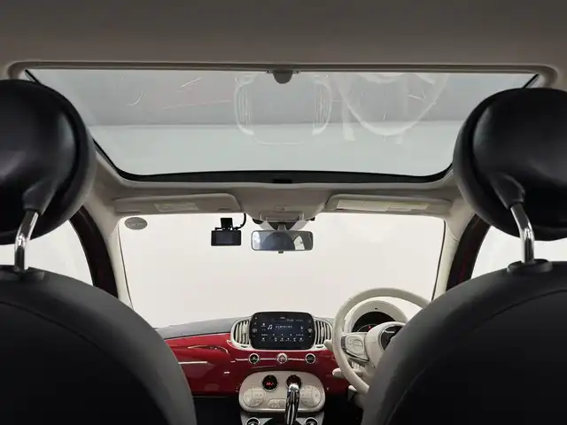 フィアット ５００ 1．2 ドルチェ 三重県 2022(令4)年 2.5万km パソドプレレッド ガソリン/FF/MTモード付インパネ5DCT/純正 7インチオーディオプレイヤー/（FM/AM/Bluetooth/USB/iPod/Apple CarPlay/AndroidAuto）/ドライブレコーダー 前後/ETC/530台限定モデル『1.2 DOLCE』/130台限定カラー『Pasodoble Red（パソドブレ・レッド）』/安全/・ABS＋EBD（アンチロックブレーキ＋電子制動力配分装置）/ESC（エレクトロスタビリティコントロール）/●ASR（アンチスリップレギュレーション：横滑り防止装置）/●HBA（ハイドローリックブレーキアシスト：ブレーキアシスト）/●HHS（ヒルホールドシステム：坂道発進補助機能）/●MSR（モーターシュレップレグルング：エンジンブレーキトルク制御）/装備（…1.2DOLCE特別装備）/ガラスルーフ（固定式）/2トーン ハーフレザーシート（ブラックxアイス）/・クルーズコントロール/フルオートエアコン/キセノンヘッドライト（光軸自動補正式）/ヘッドライトウォッシャー（ポップアップ式）/フロントフォグランプ/・リアフォグランプ/・ステアリングスイッチ/純正 15インチアルミホイール/・SRS サイド＆カーテンエアバッグ/・リモコンキーレス