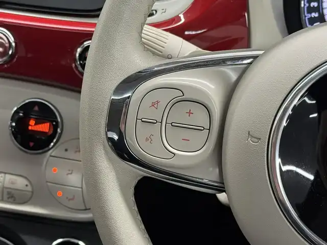 フィアット ５００ 1．2 ドルチェ 三重県 2022(令4)年 2.5万km パソドプレレッド ガソリン/FF/MTモード付インパネ5DCT/純正 7インチオーディオプレイヤー/（FM/AM/Bluetooth/USB/iPod/Apple CarPlay/AndroidAuto）/ドライブレコーダー 前後/ETC/530台限定モデル『1.2 DOLCE』/130台限定カラー『Pasodoble Red（パソドブレ・レッド）』/安全/・ABS＋EBD（アンチロックブレーキ＋電子制動力配分装置）/ESC（エレクトロスタビリティコントロール）/●ASR（アンチスリップレギュレーション：横滑り防止装置）/●HBA（ハイドローリックブレーキアシスト：ブレーキアシスト）/●HHS（ヒルホールドシステム：坂道発進補助機能）/●MSR（モーターシュレップレグルング：エンジンブレーキトルク制御）/装備（…1.2DOLCE特別装備）/ガラスルーフ（固定式）/2トーン ハーフレザーシート（ブラックxアイス）/・クルーズコントロール/フルオートエアコン/キセノンヘッドライト（光軸自動補正式）/ヘッドライトウォッシャー（ポップアップ式）/フロントフォグランプ/・リアフォグランプ/・ステアリングスイッチ/純正 15インチアルミホイール/・SRS サイド＆カーテンエアバッグ/・リモコンキーレス